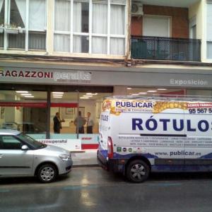 Letras recortadas en metacrilato sobre frente fresado e iluminado. Ragazzoni Peralta Sevilla.