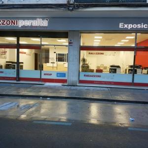Letras recortadas en metacrilato sobre frente fresado e iluminado. Ragazzoni Peralta Sevilla.