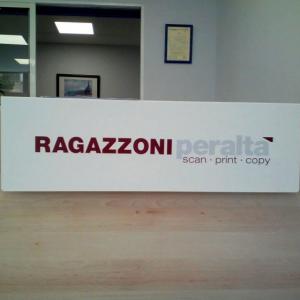 Letras recortadas en metacrilato sobre frente fresado e iluminado. Ragazzoni Peralta Sevilla.