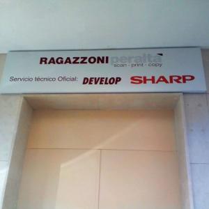 Letras recortadas en metacrilato sobre frente fresado e iluminado. Ragazzoni Peralta Sevilla.