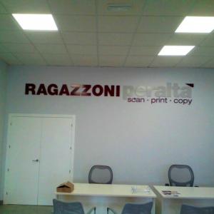 Letras recortadas en PVC lacado. Ragazzoni Peralta Sevilla.