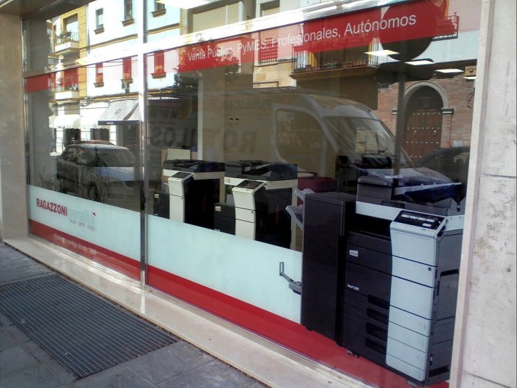 Rotulación de cristales con vinilos de corte e impresión digtal. Ragazzoni Peralta Sevilla.