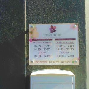 Placa en metacrilato incoloro y soportes pared. Con Otro Aire Sevilla