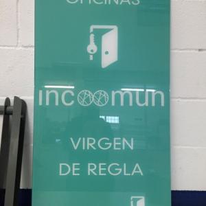 Placa de metacrilato rotulada a la inversa. Virgen de Regla
