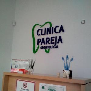 Rotulación con letras en pvc recortado y lacado. Clínica Pareja Dos Hermanas Sevilla.