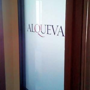 Rotulación de cristales con vinilo ácido plata. Alqueva Servicios integrales Sevilla.