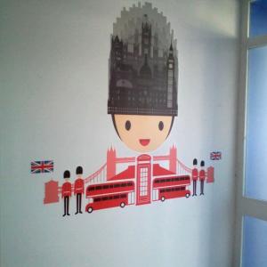 Rotulación de foto mural con vinilo especial de pared. academia London en Montequinto Dos Hermanas Sevilla.