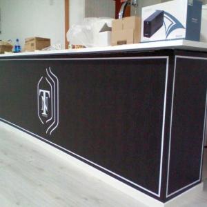 Rotulación de paredes con vinilo especial laminado. Salones y eventos Nuevo Torneo Sevilla