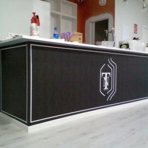 Rotulación de paredes con vinilo especial laminado. Salones y eventos Nuevo Torneo Sevilla