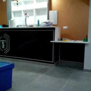 Rotulación de paredes con vinilo especial laminado. Salones y eventos Nuevo Torneo Sevilla
