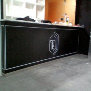 Rotulación de paredes con vinilo especial laminado. Salones y eventos Nuevo Torneo Sevilla