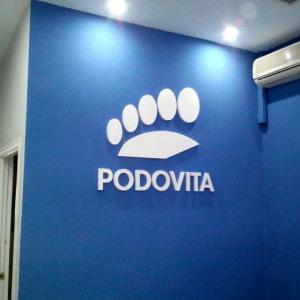 Rotulación de paredes en pvc lacado. Clínica del pie Podovita Sevilla.