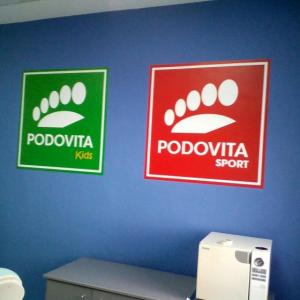 Rotulación de paredes en vinilo en impresión digital. Clínica del pie Podovita Sevilla.