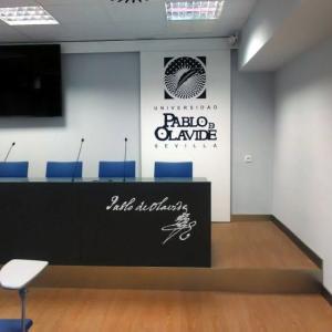 Rotulación de sala en la Universidad Pablo de Olavide Sevilla.
