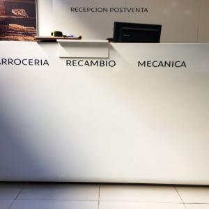 Rotulación en vinilo laminado de mostrador. Peugeot Automares Sueminencia Sevilla.