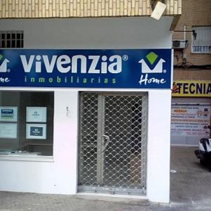 Rótulo en bandeja plegada y rotulada con vinilos de corte. Inmobiliaria Vivenzia Sevilla.