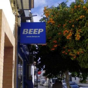 Rótulo banderola luminosa rotulado con vinilos. Beep Informática Espartina Sevilla.