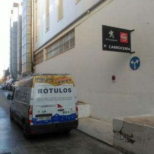 Rótulo Banderola rotulado a doble cara con vinilos. Peugeot Automares y Nissan Vanauto Sevilla.