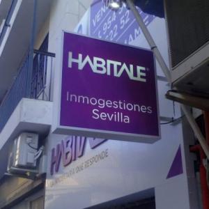 Rótulo cartel banderola luminosa con tubos led. Habitale Sevilla.