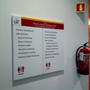 Rótulo cartel directorio con rotulación para Universidad de Sevilla, Edificio Biblioteca Rector Antonio Machado y Núñez.