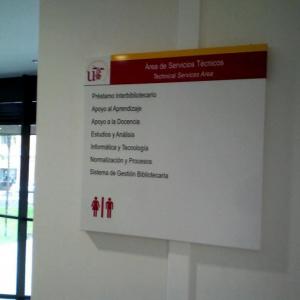 Rótulo cartel directorio con rotulación para Universidad de Sevilla, Edificio Biblioteca Rector Antonio Machado y Núñez.