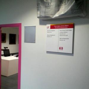 Rótulo cartel directorio con rotulación para Universidad de Sevilla, Edificio Biblioteca Rector Antonio Machado y Núñez.