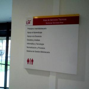 Rótulo cartel directorio con rotulación para Universidad de Sevilla, Edificio Biblioteca Rector Antonio Machado y Núñez.