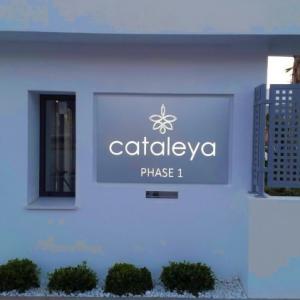 Rótulo cartel luminoso con frente fresado e iluminado por led. Edificio Cataleya fase I Bonifacio Solis Málaga.