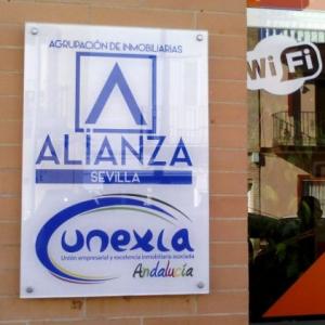 Rótulo cartel en metacrilato pulido y rotulado a la inversa. Agrupación de inmobiliarias de Sevilla.