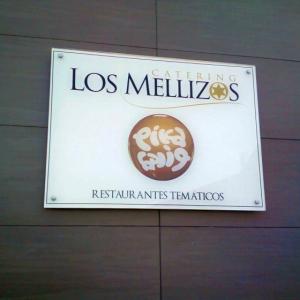 Rótulo cartel en metacrilato pulido y rotulado a la inversa.Cátering Los Mellizos Sevilla.