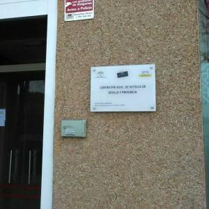 Rótulo cartel en metacrilato pulido y rotulado a la inversa. Federación de Hoteles de Sevilla.