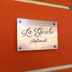 Rótulo cartel en metacrilato pulido y rotulado a la inversa. Restaurante la Gamba en Dos Hermanas Sevilla.