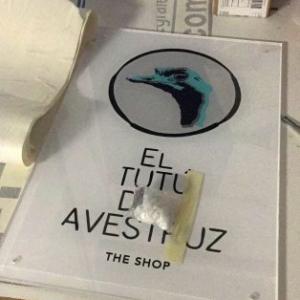 Rótulo cartel en metacrilato pulido y rotulado a la inversa.El Tutú de Avestruz Sevilla.