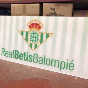 Rótulo cartel rotulado con vinilos corporativos. Real Betis Balompie Sevilla.
