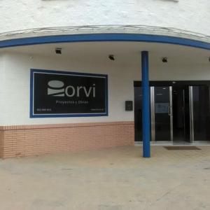 Rótulo cartel tipo bandeja dibón lacada con letras corpóreas. Orvi Dos Hermanas Sevilla.