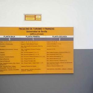 Rótulo directorio homologado en lamas de aluminio y rotulado con vinilos corporativos. Facultad de Turismo y Finanzas. Univerisdad de Sevilla.