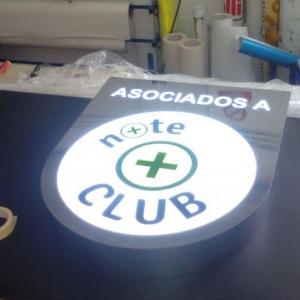 Rótulo en letras corpóreas de acero inoxidable con iluminación en RGB, sobre bandeja de dibón. Zen Piso Sevilla. Trabajos para Cyan Publicidad
