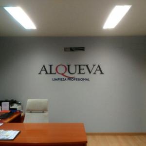 Rótulo en letras de pvc lacadas . Alqueva Servicios integrales Sevilla.