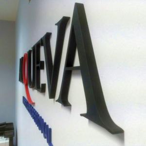 Rótulo en letras de pvc lacadas . Alqueva Servicios integrales Sevilla.