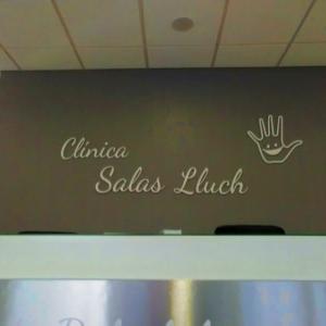 Rótulo en letras de PVC lacadas. Clínicas Salas Coria del Río Sevilla.