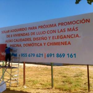 Valla publicitaria o cartelera, así como cartel de obra  panelable y rotulada con vinilo. Rent-Renting, Dos Hermanas Sevilla