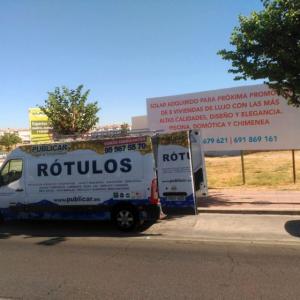 Valla publicitaria o cartelera, así como cartel de obra  panelable y rotulada con vinilo. Rent-Renting, Dos Hermanas Sevilla