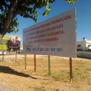 Valla publicitaria o cartelera, así como cartel de obra  panelable y rotulada con vinilo. Rent-Renting, Dos Hermanas Sevilla