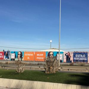 Vallas publicitarias en vinilo polimérico con tintas UVI. Sevilla Factory en Dos Hermanas.