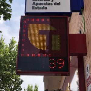 Banderola con pantalla de texto de ld para estancos y loterías. Sevilla