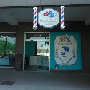 Caja luminosa corpórea con pirulos de barbero. Barbería en Entre Núcleos Dos Hermanas Sevilla.