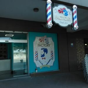 Caja luminosa corpórea con pirulos de barbero. Barbería en Entre Núcleos Dos Hermanas Sevilla.