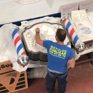Caja luminosa corpórea con pirulos de barbero. Barbería en Entre Núcleos Dos Hermanas Sevilla.