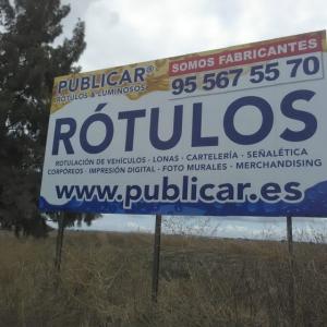 Cartel de obra o valla publicitaria de 5.60x3 metros con vinilos para exterior en Sevilla.