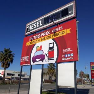 Cartel valla publicitaria para las gasolineras Petroprix en Sevilla.